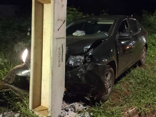Carro bate em poste, fica com faróis ligados e motorista some na Guaicurus