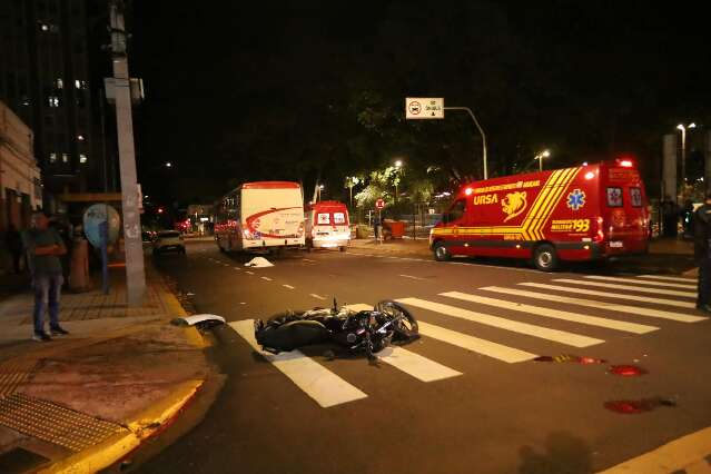 Acidente entre motocicleta e ônibus mata adolescente de 17 anos no Centro