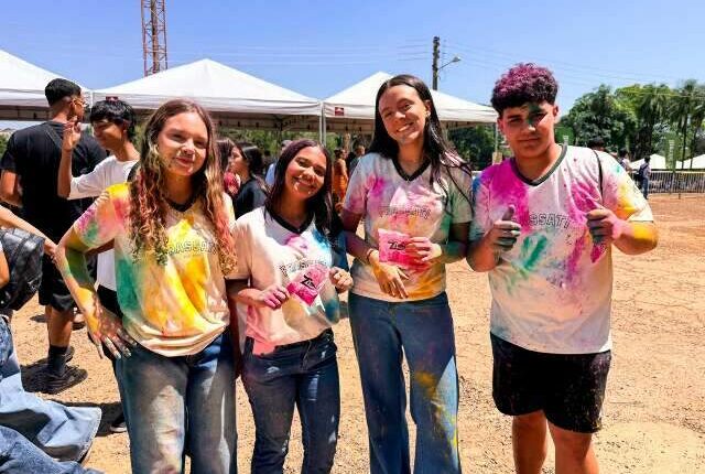 Jovens transformam evento católico em “balada gospel” com música e muita cor em Campo Grande