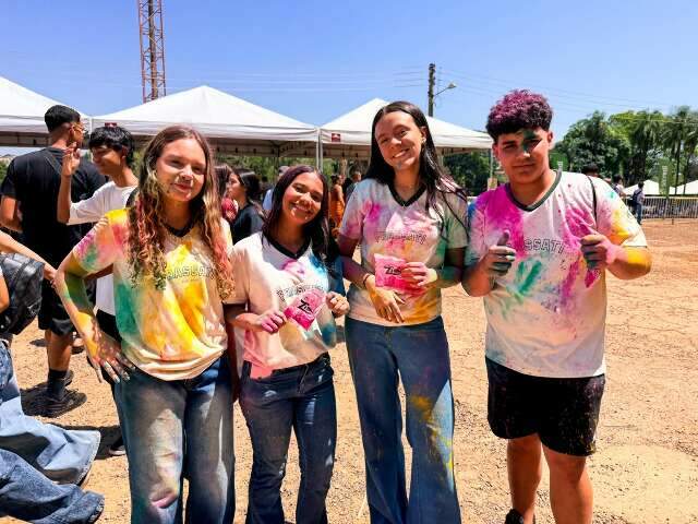 Jovens transformam evento católico em “balada gospel” com música e muita cor em Campo Grande