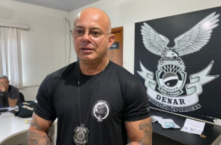 Delegado investigado por esquema de desvio e venda de cocaína se apresenta