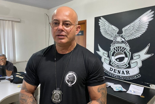 Delegado investigado por esquema de desvio e venda de cocaína se apresenta