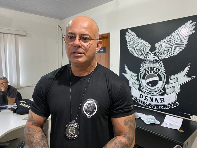 Delegado investigado por esquema de desvio e venda de cocaína se apresenta