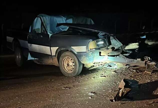 Motorista morre após colisão entre Pampa e Fiat Toro na BR-262