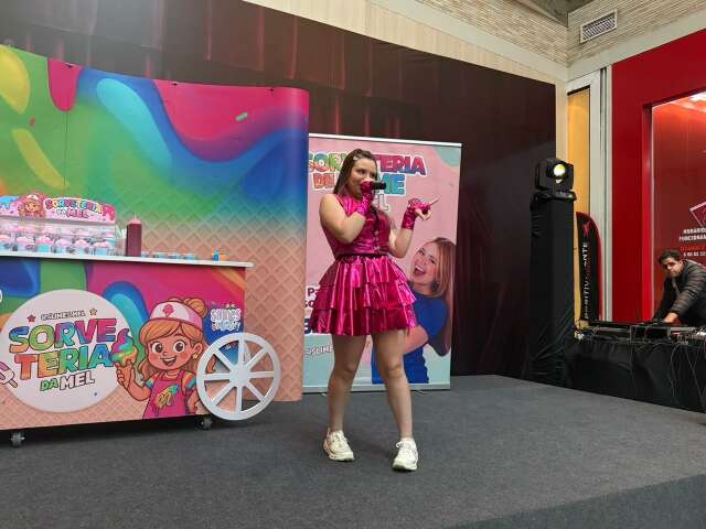 Crianças choram por Mel Slime e lotam corredores de shopping em Campo Grande