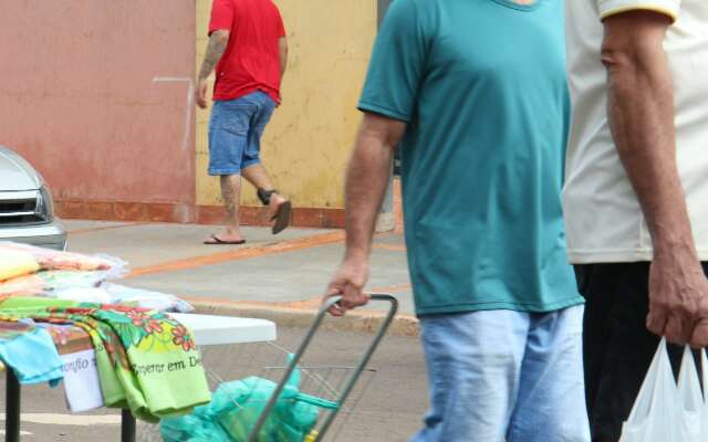 Som alto e funk com palavrão: Rua vira impasse entre feirantes e “festeiros” em Campo Grande