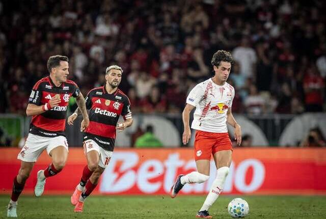 Flamengo vence Bragantino e abre três pontos na liderança do Brasileirão