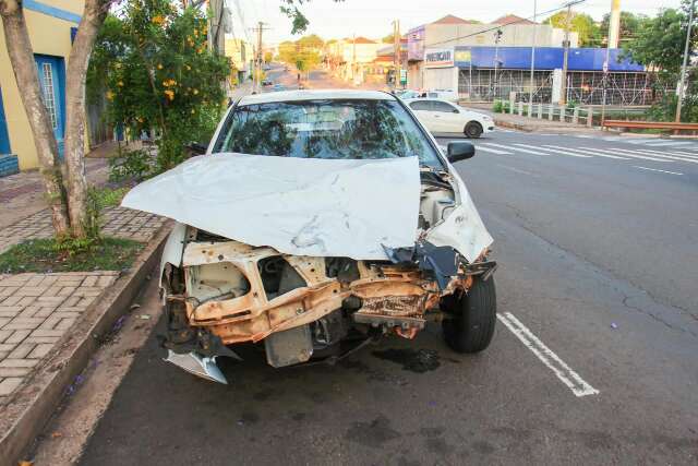 Alcoolizado, motorista de Gol bate em moto e deixa motociclista ferido em Campo Grande