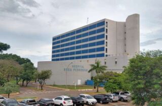 Mulher espera há 3 meses por retirada de cateter e relata infecções