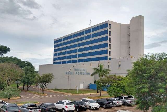 Mulher espera há 3 meses por retirada de cateter e relata infecções