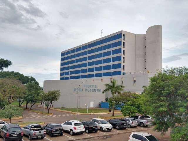 Mulher espera há 3 meses por retirada de cateter e relata infecções