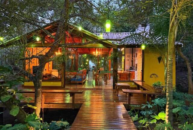 Casa se esconde entre árvores e tem até piscina no meio da mata em Bonito