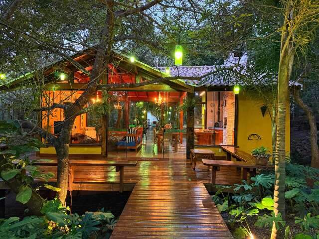 Casa se esconde entre árvores e tem até piscina no meio da mata em Bonito