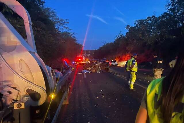 Acidente entre caminhonete e bitrem deixa dois mortos na BR-158 em Paranaíba
