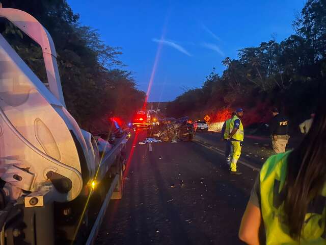 Acidente entre caminhonete e bitrem deixa dois mortos na BR-158 em Paranaíba