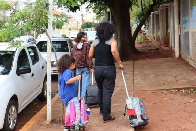 Caso de menino esfaqueado na saída da aula causa surpresa entre pais de alunos em Campo Grande