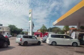 Motoristas bolivianos cruzam a fronteira e fazem fila para abastecer em MS