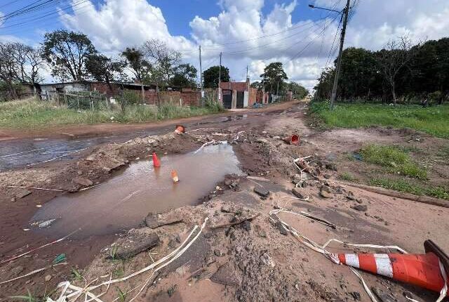 Cratera toma conta de rua e preocupa moradores no Jardim Jerusalém