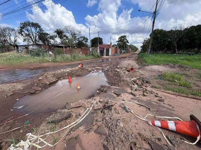 Cratera toma conta de rua e preocupa moradores no Jardim Jerusalém