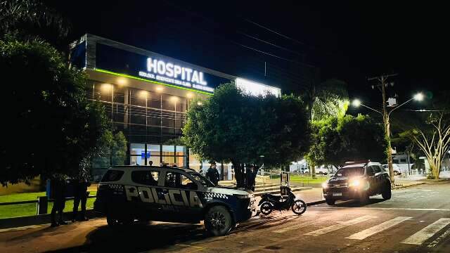 Atirador dispara várias vezes contra grupo e deixa rapaz em estado grave