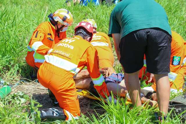 Ciclista fica em estado gravíssimo após ser atingido por Hilux na BR-163 em Campo Grande