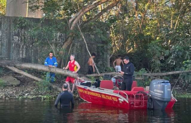 Menino de 10 anos morre afogado e corpo é achado em profundidade de 3 metros no Rio Paraná