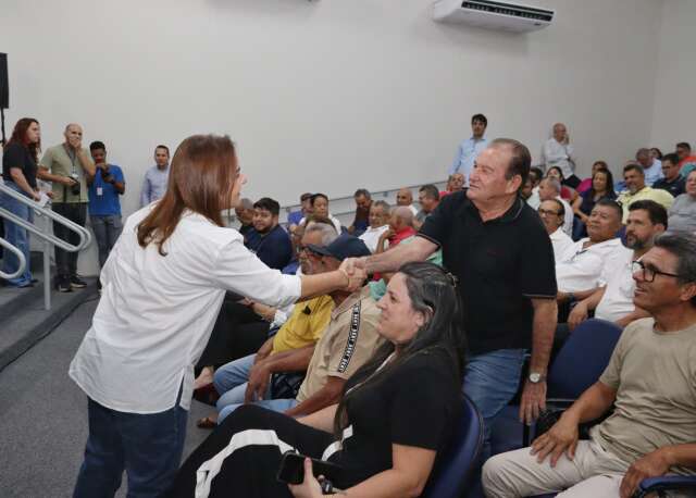 Prefeita diz que teve de escolher entre salário e tapa-buraco em Campo Grande