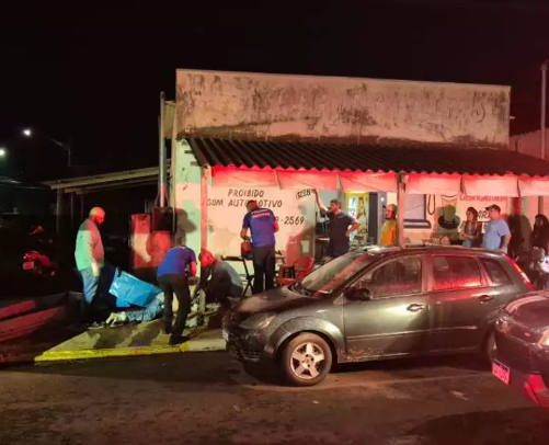 Motorista bate carro, mata homem a facadas e é preso escondido em galinheiro