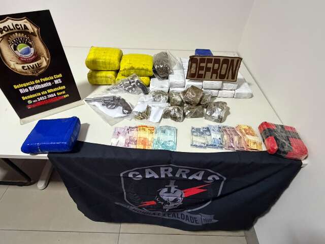 Polícia apreende pistola e dois revólveres em operação com 11 presos e 1 morto