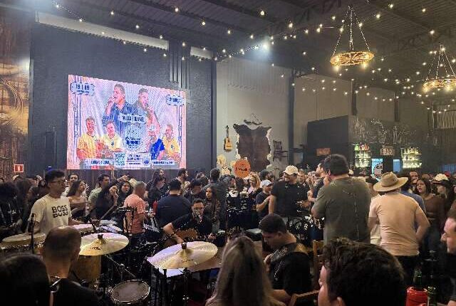 Moda de Domingo celebra um ano e lota roda de modão mesmo com chuva