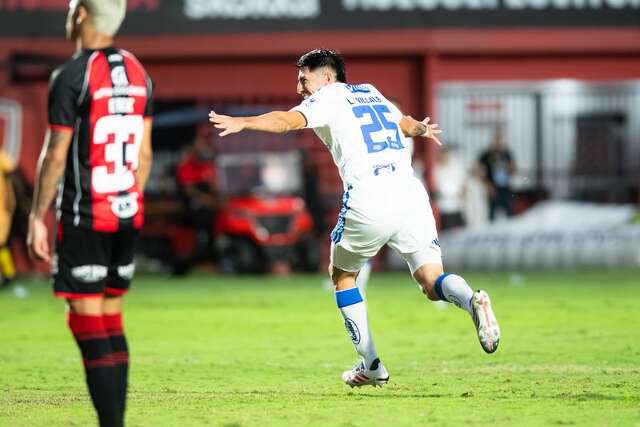 Cruzeiro vira sobre o Vitória e encosta no G-4 do Brasileirão