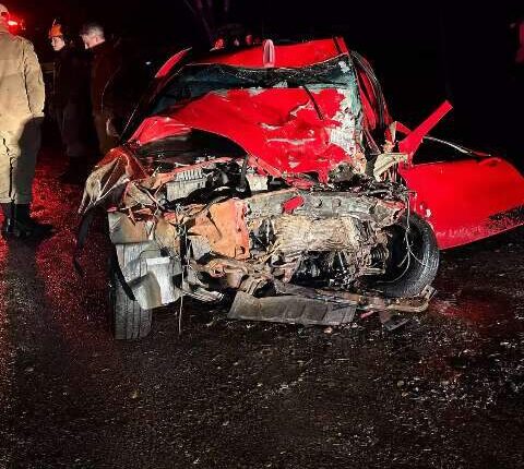 Três homens morrem após carro bater de frente com carreta na BR-158