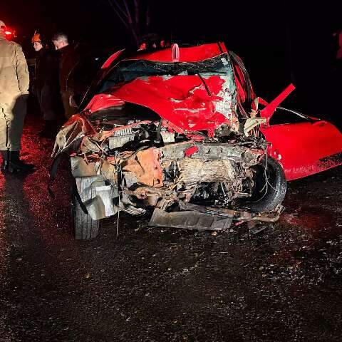 Três homens morrem após carro bater de frente com carreta na BR-158