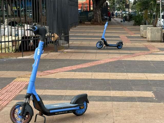 Lei proíbe patinetes de bloquearem passagem de pedestres em Campo Grande