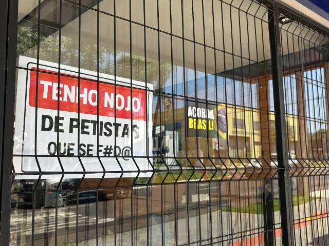 Placa em fachada de loja com recado hostil a petistas divide opiniões em Campo Grande