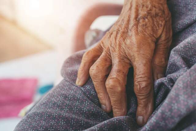 Após 50 recusas, Justiça manda SUS achar vaga para cirurgia em idosa de 96 anos