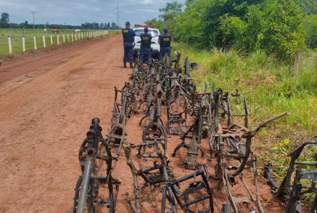 Matagal em Anhanduí escondia mais de 120 quadros de motocicletas