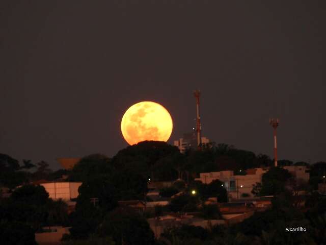 Lua cheia nasce alaranjada e colore o céu de Campo Grande
