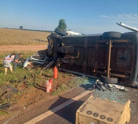 Acidente entre van da saúde e carro deixa cinco mortos na BR-163