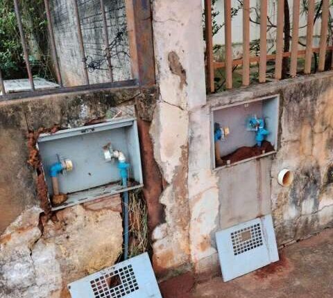 Casas amanhecem sem água após furto em série de 20 hidrômetros
