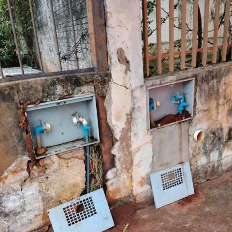 Casas amanhecem sem água após furto em série de 20 hidrômetros