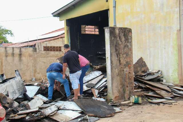Após incêndio em marcenaria, proprietários estimam prejuízo de R$ 250 mil em Campo Grande