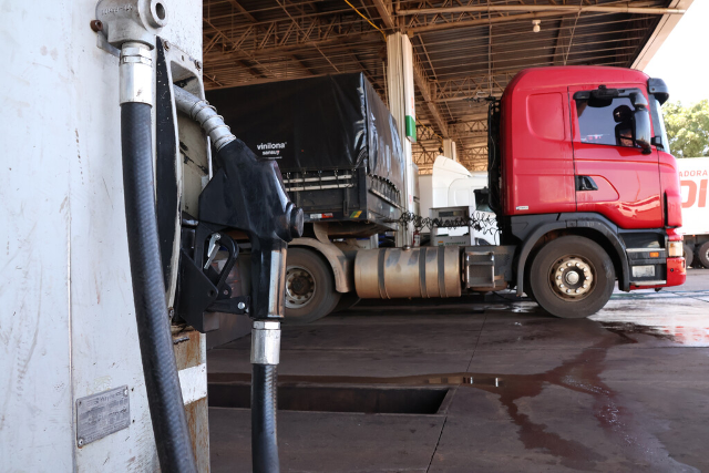 Subsídio de R$ 2,12 no diesel deve ser mantido por mais 30 dias pelo governo