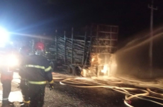 Carreta com eucalipto pega fogo e interdita MS-377 por duas horas