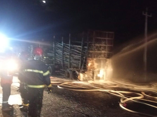 Carreta com eucalipto pega fogo e interdita MS-377 por duas horas