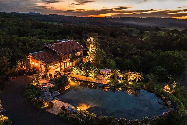 A 60 km da Capital, cabanas são refúgio em meio ao Cerrado