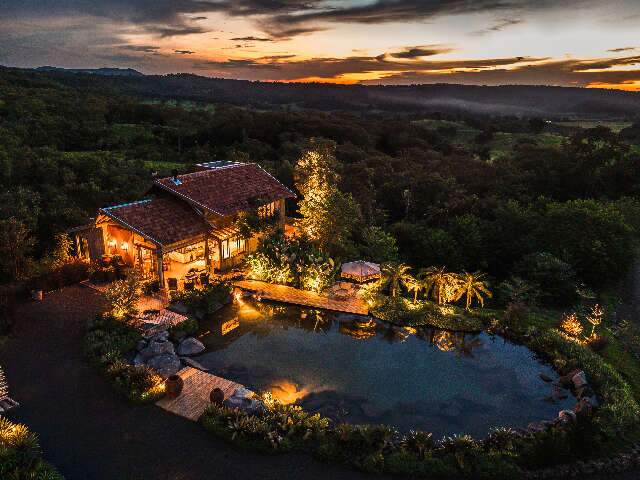 A 60 km da Capital, cabanas são refúgio em meio ao Cerrado