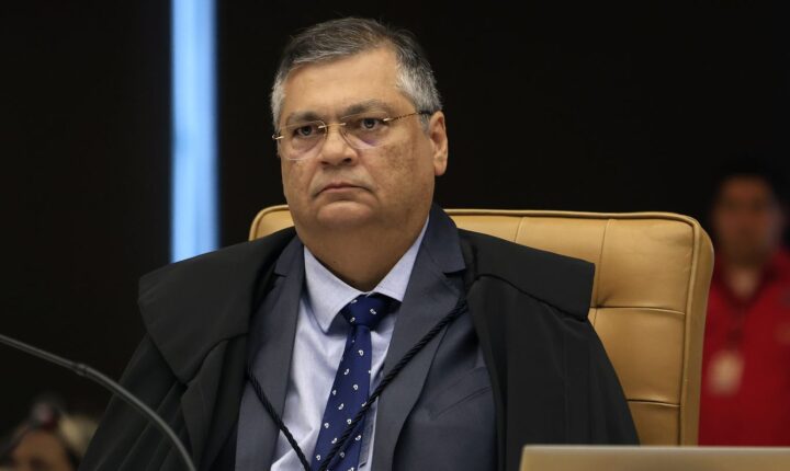 Dino cobra esclarecimentos sobre suposta ligação entre Banco Master e instituto de Mendonça