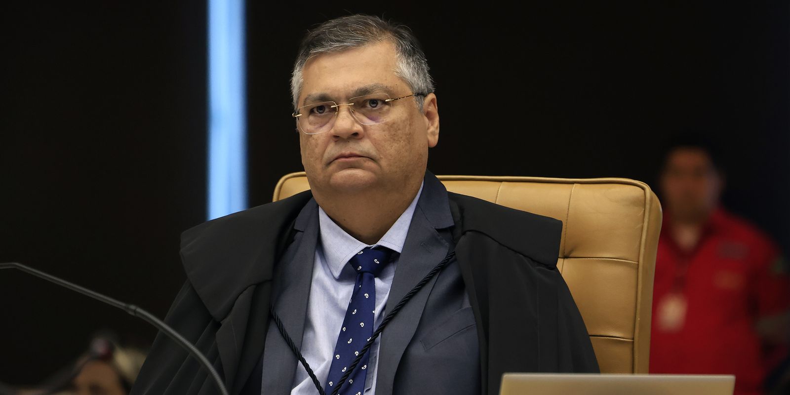 Dino cobra esclarecimentos sobre suposta ligação entre Banco Master e instituto de Mendonça