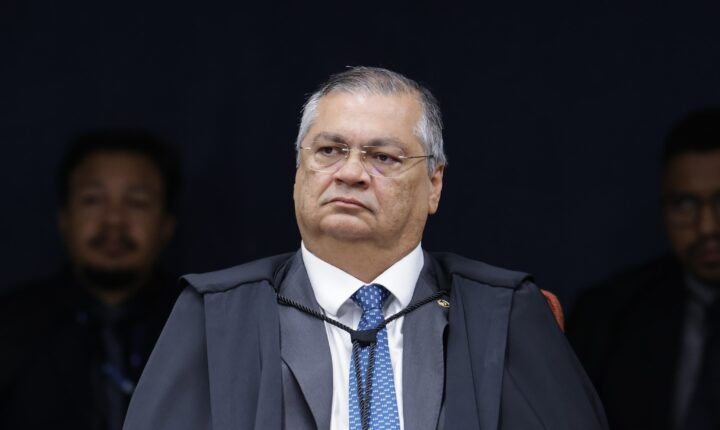 Flávio Bolsonaro pede ao STF que Dino seja afastado de processos envolvendo o parlamentar, Lula e eleições